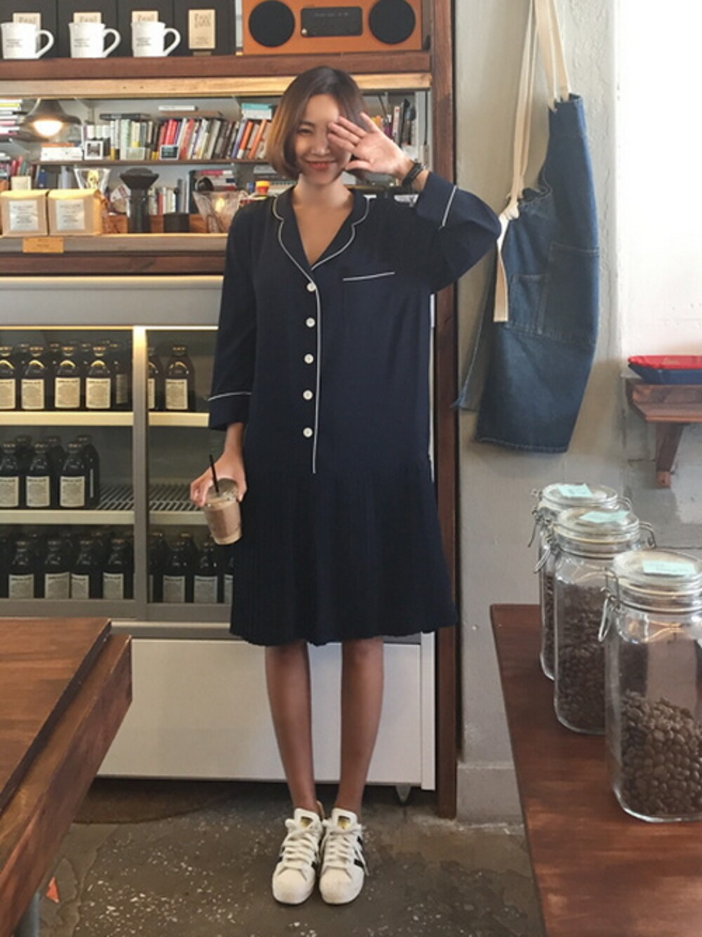 「ワンピース、ネイビー、ガーリー、ネイビー×ホワイト、 Bagazimuri、韓国ブランド、ワンピース×スニーカー、プリーツワンピース」｜「ガーリッシュプリーツワンピース（ワンピース、ブルー系）」を使った、bagazimuriさん（レディース・167cm）の秋コーディネートの1枚目の写真