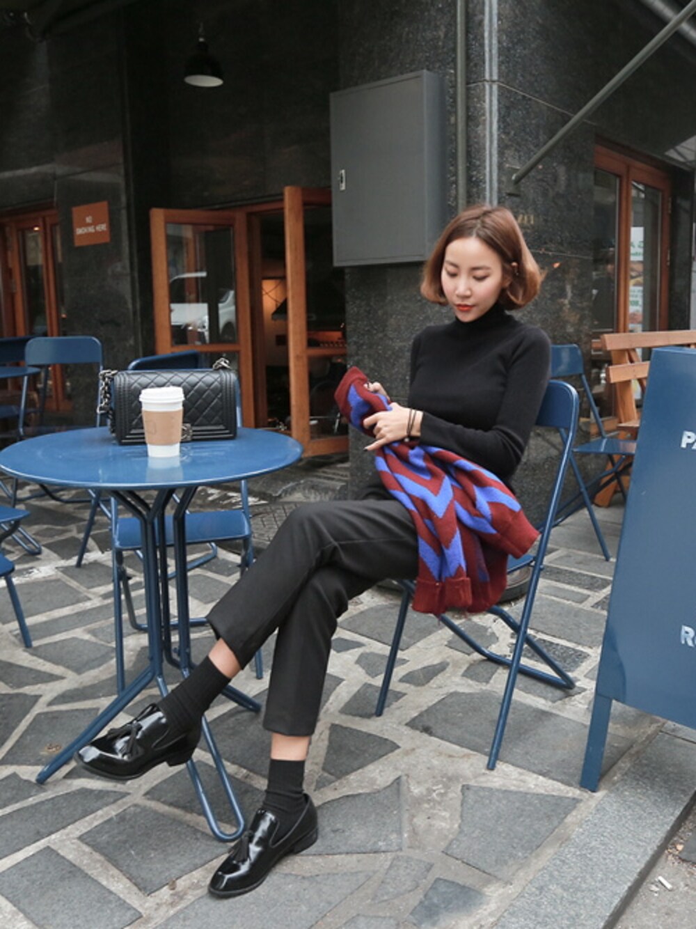 「ショルダーバッグ、ブラックコーデ、オールブラック、 スラックス、 ローファー、タートルネックニット、韓国ブランド、BAGAZIMURI、 韓国通販、 バガジモリ」｜「ヘビロテベーシックハイネックニット（ニット/セーター、ブラック系）」を使った、bagazimuriさん（レディース・164cm）の秋コーディネートの1枚目の写真