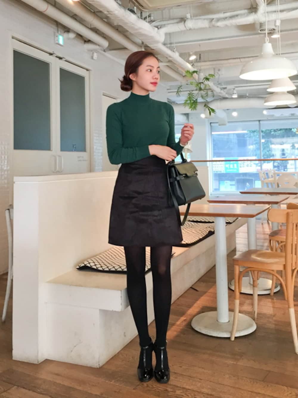 「 ミニスカート、 パンプス、タートルネックニット、ハイネックニット、ウエストイン、 Tストラップ、BAGAZIMURI、 ヒールパンプス、 バガジモリ、 フェイクスエード」｜「フェミニンハーフハイネックニット（ニット/セーター、グリーン系）」を使った、bagazimuriさん（レディース・164cm）の秋コーディネートの1枚目の写真