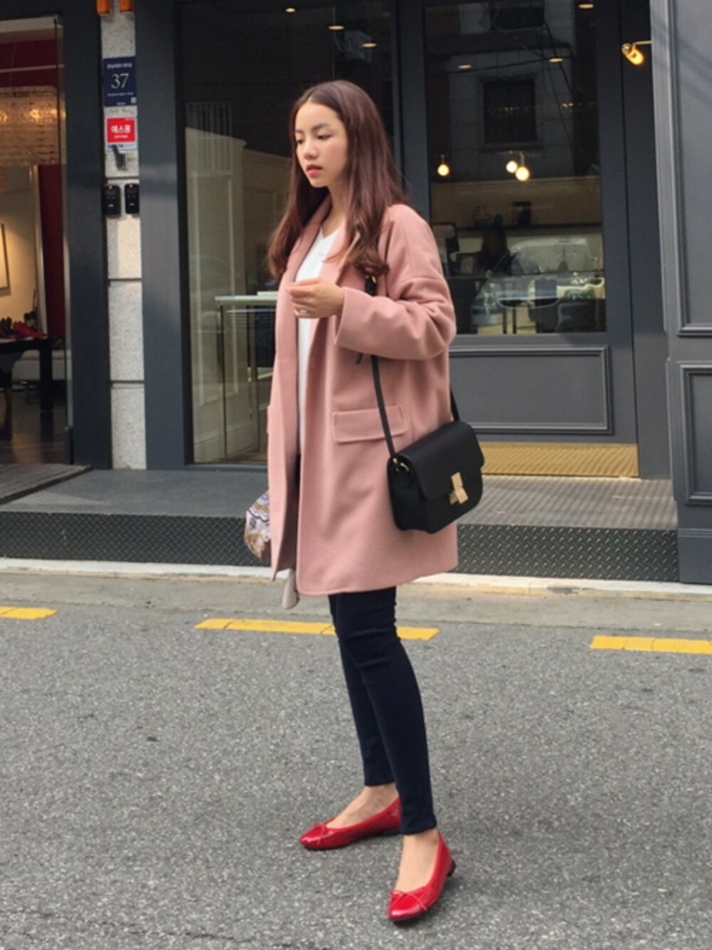 「スキニーパンツ、ショルダーバッグ、赤×黒、 VネックTシャツ、 リボン、 フラットシューズ、BAGAZIMURI、ベーシックTシャツ、 バガジモリ、ドロップショルダーコート」｜「シンプルドロップショルダーコート（その他アウター、ピンク系）」を使った、bagazimuriさん（レディース・164cm）の秋コーディネートの1枚目の写真