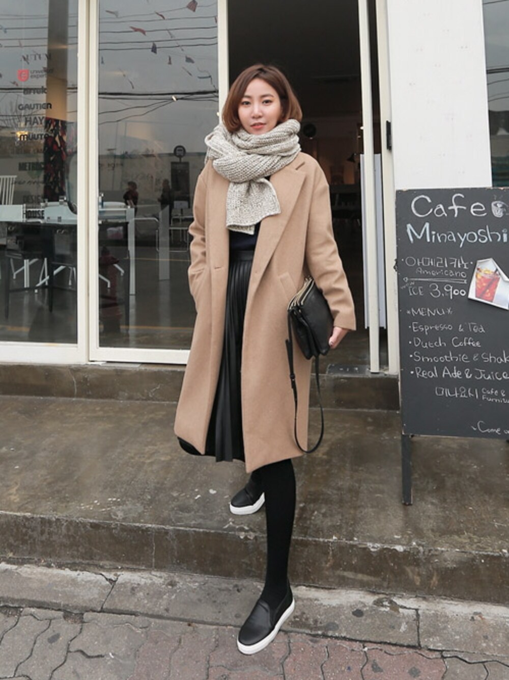 「チェスターコート、 スニーカー、マフラーぐるぐる、 プリーツスカート、 ショルダーバッグ、 Bagazimuri、 バガジモリ、 ドロップショルダーコート、 レタリングTシャツ、 ミックスカラーマフラー」｜「シンプルドロップショルダーコート（その他アウター、ベージュ系）」を使った、bagazimuriさん（レディース・164cm）の秋コーディネートの1枚目の写真
