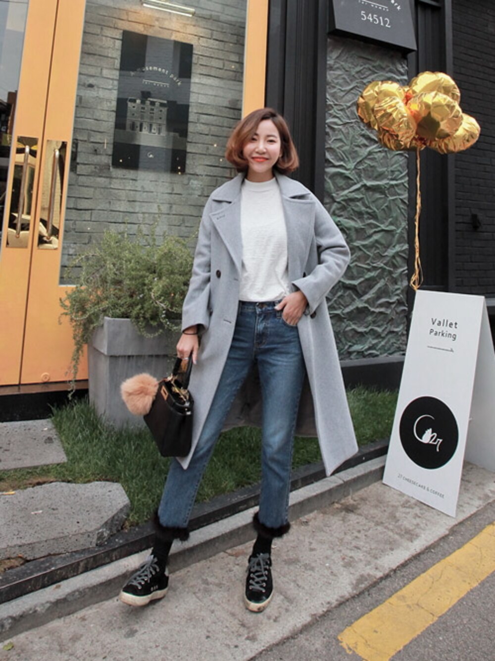 「チェスターコート、 ロングコート、 デニムパンツ、 ファー小物、 ハンドバッグ、BAGAZIMURI、 韓国通販、 バガジモリ、 ファーチャーム、 ハイネックTシャツ」｜「モダンクラシックロング丈ウール混コート（その他アウター、グレー系）」を使った、bagazimuriさん（レディース・164cm）の秋コーディネートの1枚目の写真
