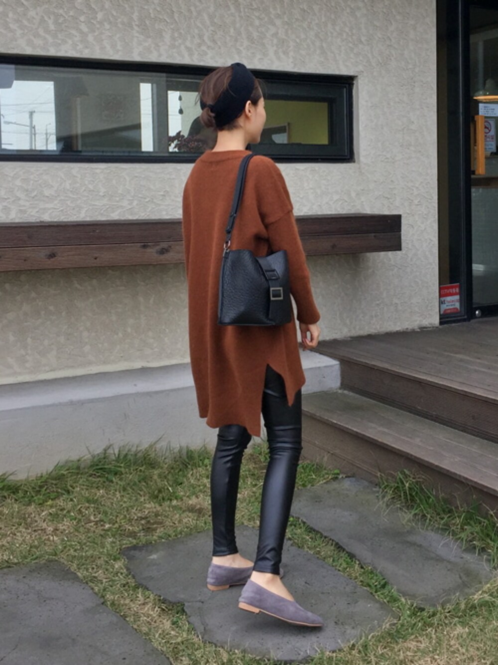 「 ヘアバンド、 ショルダーバッグ、ナチュラルスタイル、 レザーレギンス、 Bagazimuri、 サイドスリット入り、アンバランス丈、ロング丈ニット、 オーバーサイズニット、 バガジモリ」｜「サイドスリット入りアンバランスロング丈ニット（ニット/セーター、ブラウン系）」を使った、bagazimuriさん（レディース・164cm）の冬コーディネートの1枚目の写真