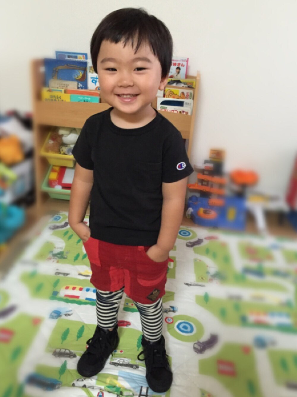 「kids、おとこのこ、2歳、男の子コーデ、息子コーデ、カジュアルコーデ、ブラック×レッド、ドラフトBRA、むすこーで、ブランシェス」｜「Championの【CHAMPION】ムジポケットＴシャツ（Tシャツ/カットソー、ブラック系）」を使った、AB＊GKさん（キッズ・100cm）の秋コーディネートの1枚目の写真