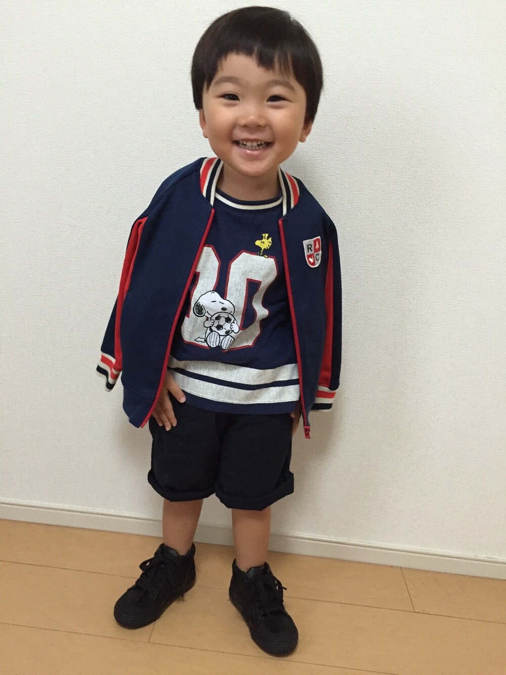 ブルー系のブルゾン、ブルー系のTシャツ/カットソー、ブルー系のその他パンツを着用したキッズの秋コーディネートの1枚目の写真