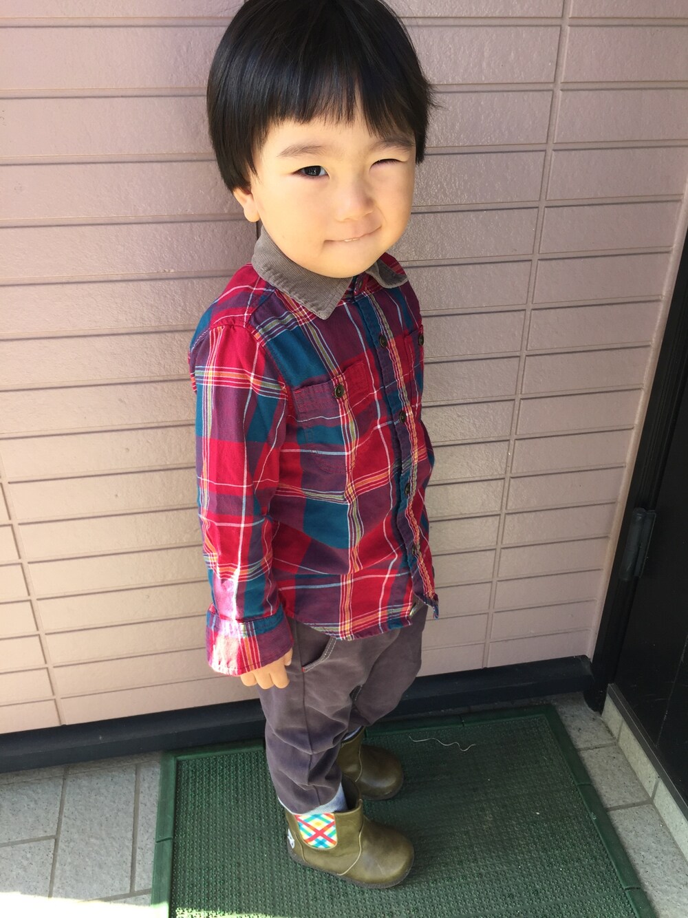 「秋コーデ、ウインク、プチプラ、シャツスタイル、チェックシャツ、ブーツ、おとこのこ、キッズコーデ、息子コーデ」｜「OLD NAVYのアイテム（シャツ/ブラウス、レッド系）」を使った、AB＊GKさん（キッズ・100cm）の秋コーディネートの1枚目の写真