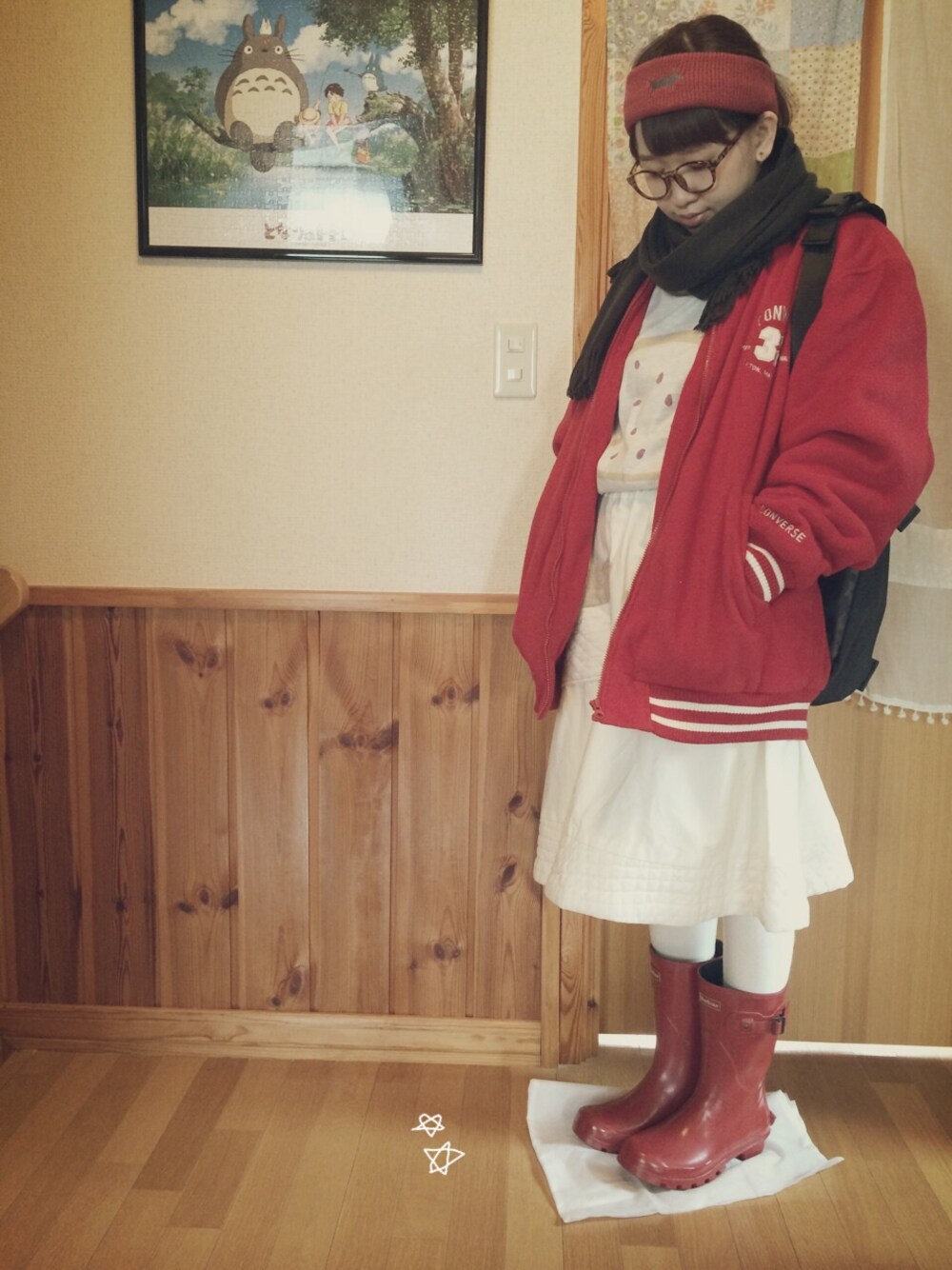 ホワイト系のTシャツ/カットソー、グリーン系のバックパック/リュック、レッド系のヘアバンドを着用したレディースの冬コーディネートの1枚目の写真