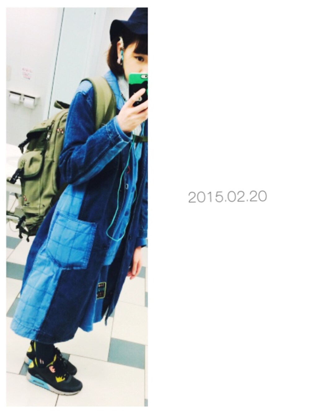 ブルー系のチェスターコート、ブラック系のワンピース、ブルー系のトップスを着用したレディースの冬コーディネートの1枚目の写真