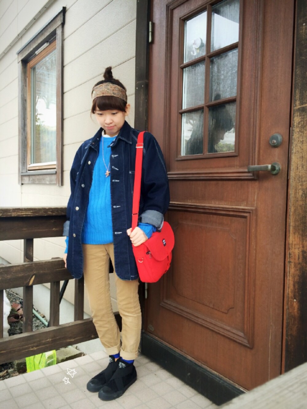 ブラック系のスニーカー、レッド系のショルダーバッグ、その他のその他アウターを着用したレディースの春コーディネートの1枚目の写真