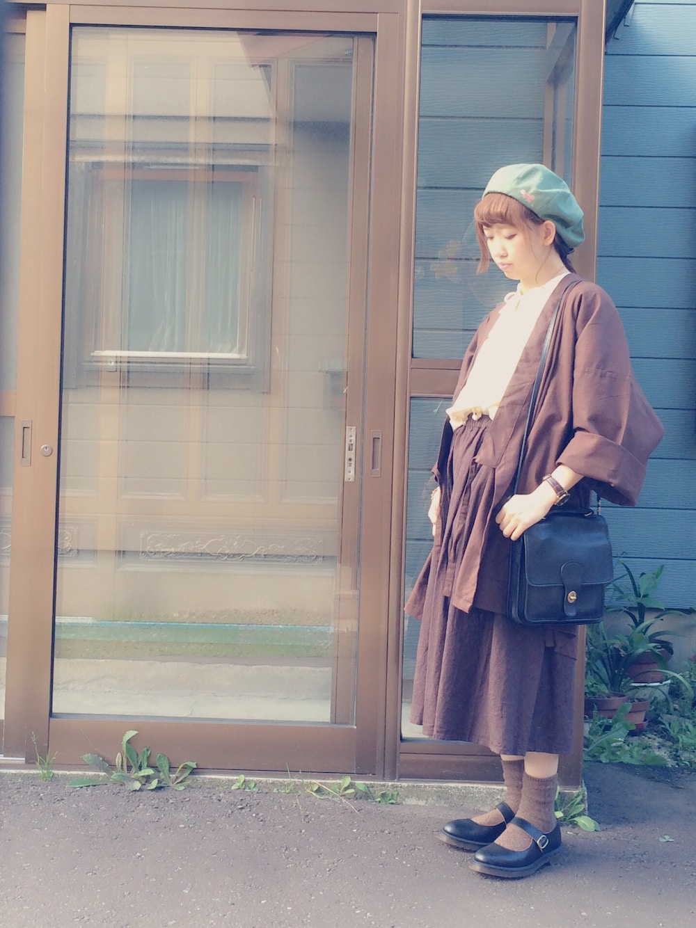 ベージュ系のシャツ/ブラウス、ブラウン系のスカート、ブラック系のシューズを着用したレディースの秋コーディネートの1枚目の写真