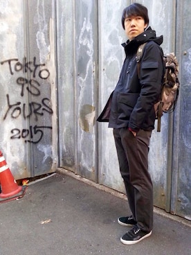 「アイテム（チノパンツ、グレー系）」を使った、T.Takahashiさん（メンズ・184cm）の冬コーディネート