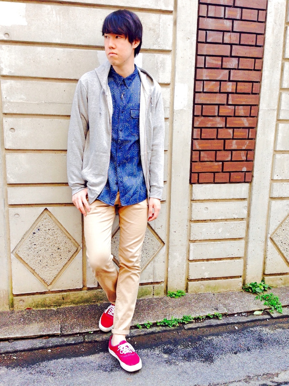 グリーン系のチノパンツ、グレー系のパーカーを着用したメンズの春コーディネートの1枚目の写真