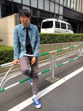 「アイテム（チノパンツ、グレー系）」を使った、T.Takahashiさん（メンズ・184cm）の春コーディネート