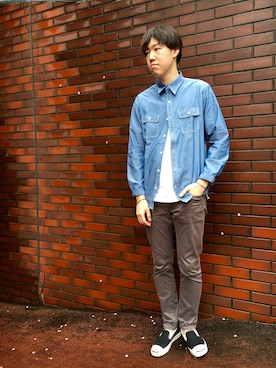 「アイテム（チノパンツ、グレー系）」を使った、T.Takahashiさん（メンズ・184cm）の春コーディネート