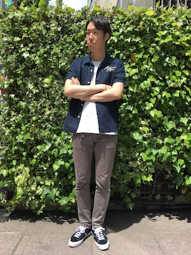 「アイテム（チノパンツ、グレー系）」を使った、T.Takahashiさん（メンズ・184cm）の夏コーディネート
