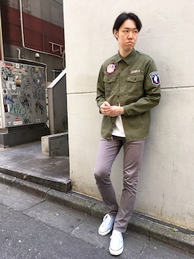 「アイテム（チノパンツ、グレー系）」を使った、T.Takahashiさん（メンズ・184cm）の夏コーディネート