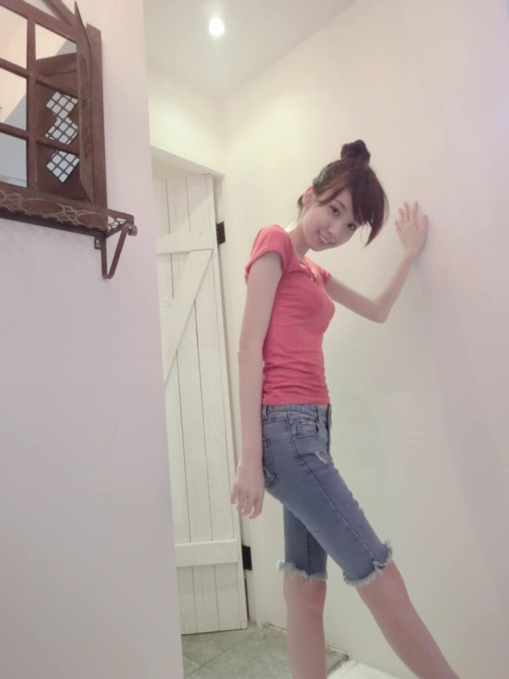 「ZARAのアイテム（Tシャツ/カットソー、レッド系）」を使った、葉芷君💗さん（レディース・163cm）の夏コーディネートの1枚目の写真