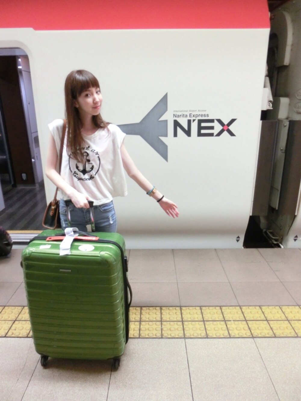 「五分牛仔褲（デニムパンツ、ブルー系）」を使った、葉芷君💗さん（レディース・163cm）の夏コーディネートの1枚目の写真