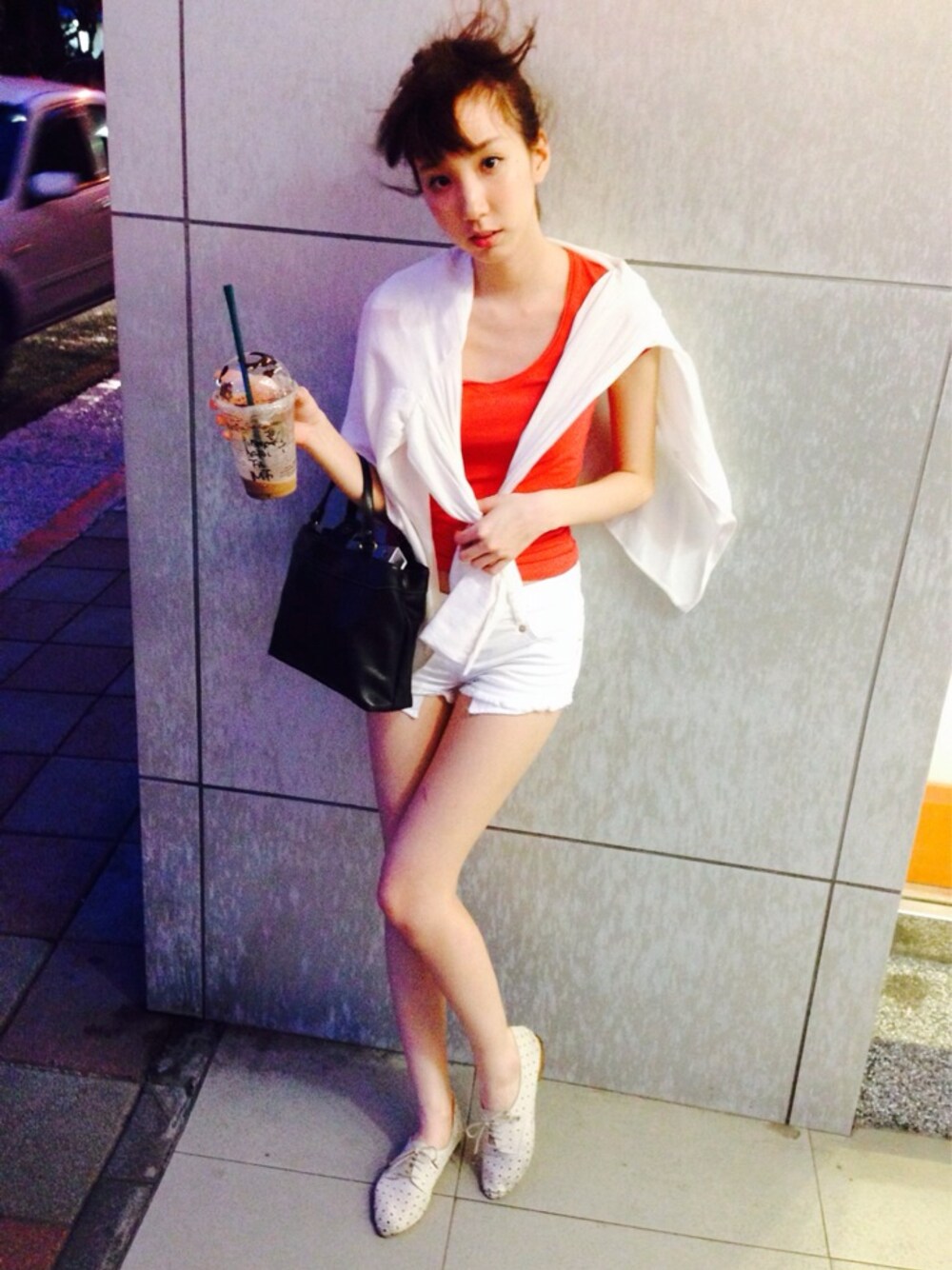 「red、ootd、RELAX、white、hair、ZARA」｜「ZARAのアイテム（Tシャツ/カットソー、レッド系）」を使った、葉芷君💗さん（レディース・163cm）の夏コーディネートの1枚目の写真