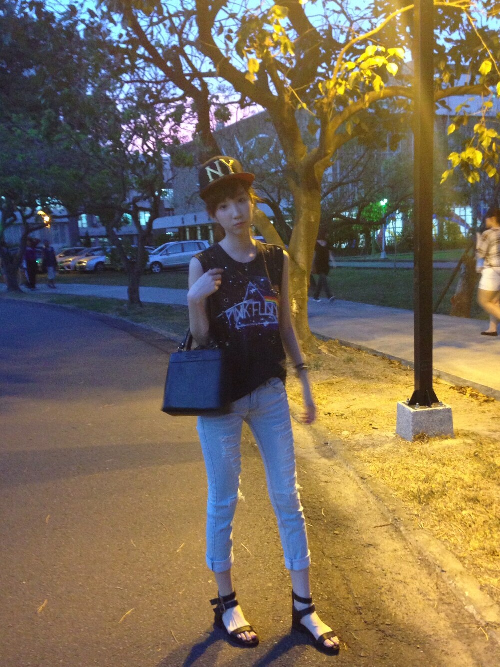「school、black、HIPHOP、ootd、korea、Japan、jeans、FOREVER 21」｜「FOREVER 21のアイテム（タンクトップ、その他）」を使った、葉芷君💗さん（レディース・163cm）の秋コーディネートの1枚目の写真