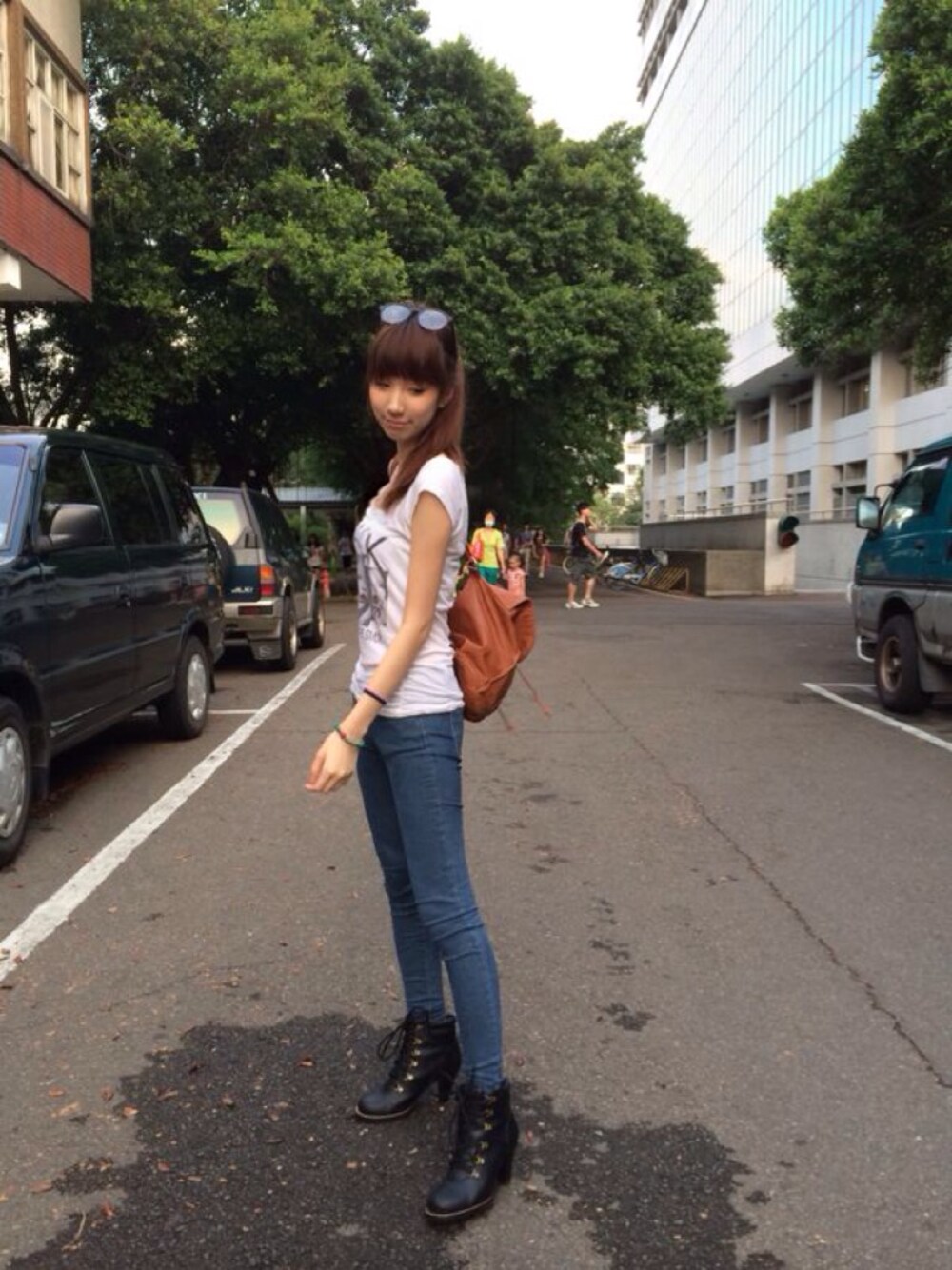 「school day、school、glasses、blackandwhite、ootd」｜「newyorkstoryのアイテム（Tシャツ/カットソー、ホワイト系）」を使った、葉芷君💗さん（レディース・163cm）の秋コーディネートの1枚目の写真