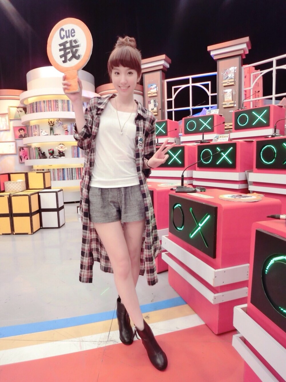 「Japan、大學、ootd、台灣、台北、tv」｜「H&Mのアイテム（Tシャツ/カットソー、ホワイト系）」を使った、葉芷君💗さん（レディース・163cm）の秋コーディネートの1枚目の写真
