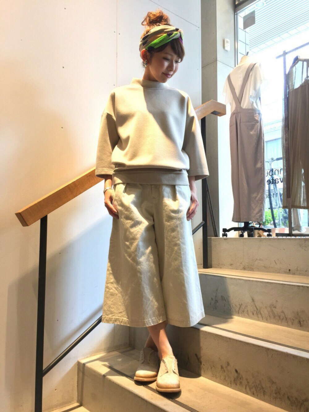 ベージュ系のトップス、ホワイト系のその他パンツ、ホワイト系のシューズを着用したレディースの夏コーディネートの1枚目の写真