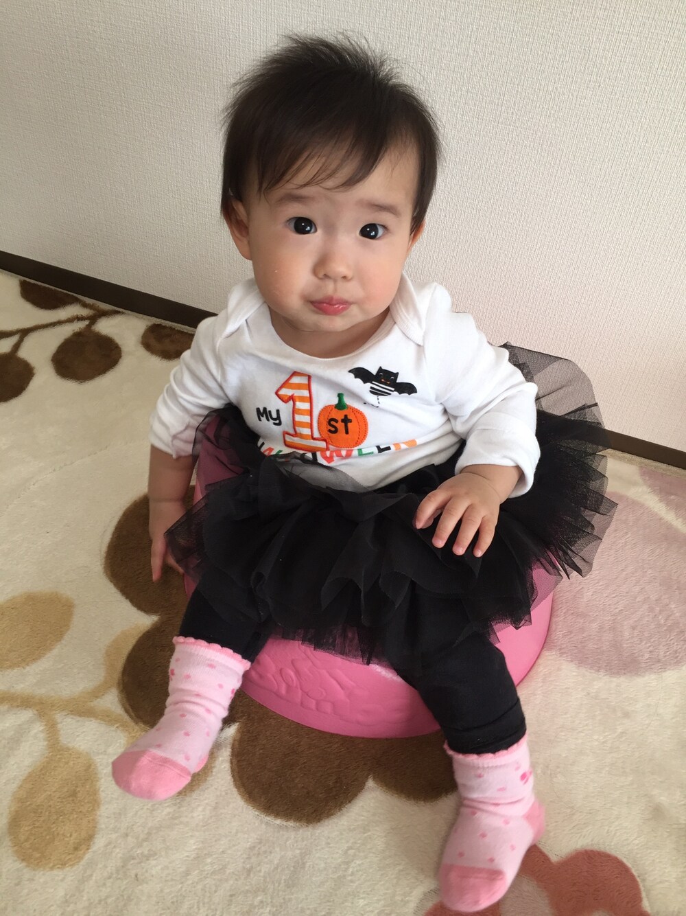 ブラック系のスカート、ホワイト系のロンパース、ピンク系のソックス/靴下を着用したレディースの秋コーディネートの1枚目の写真