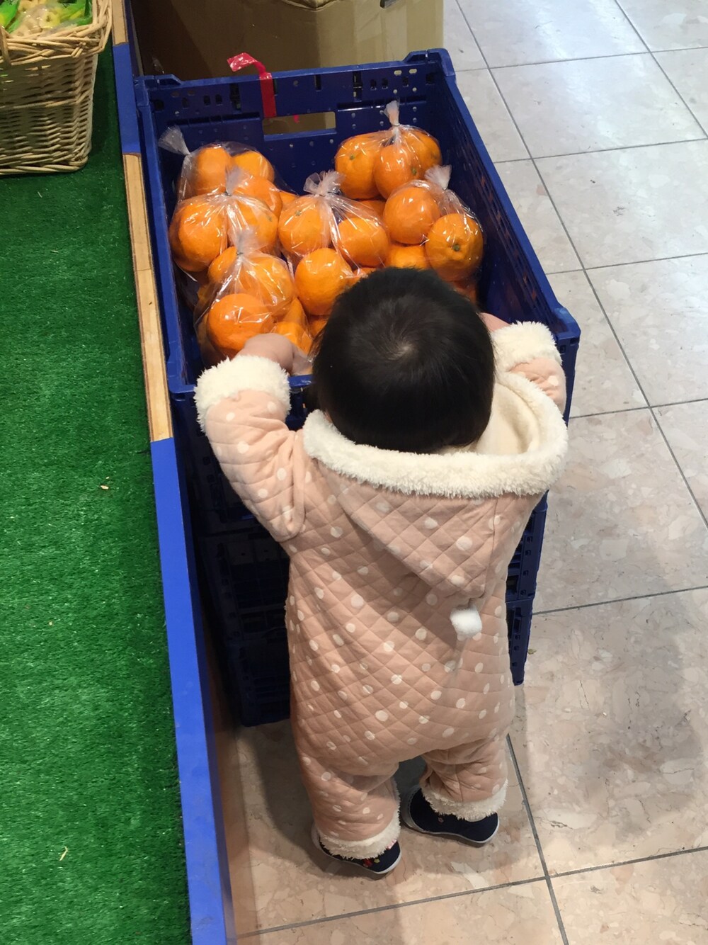 「ベビー、０歳、女の子、80cm、ショッピング、みかん泥棒、小人コート」｜「petit mainのアイテム（カバーオール、ピンク系）」を使った、ひよこさん（レディース・80cm）の秋コーディネートの1枚目の写真