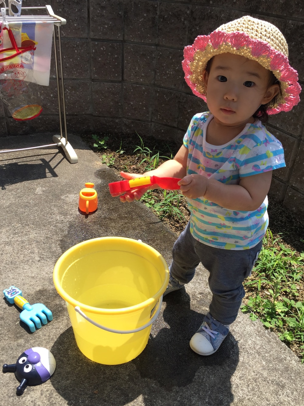 「公園、水遊び、水遊びコーデ、1歳、1歳5ヶ月、女の子」｜「UNIQLOのアイテム（Tシャツ/カットソー、ブルー系）」を使った、ひよこさん（レディース・80cm）の夏コーディネートの1枚目の写真