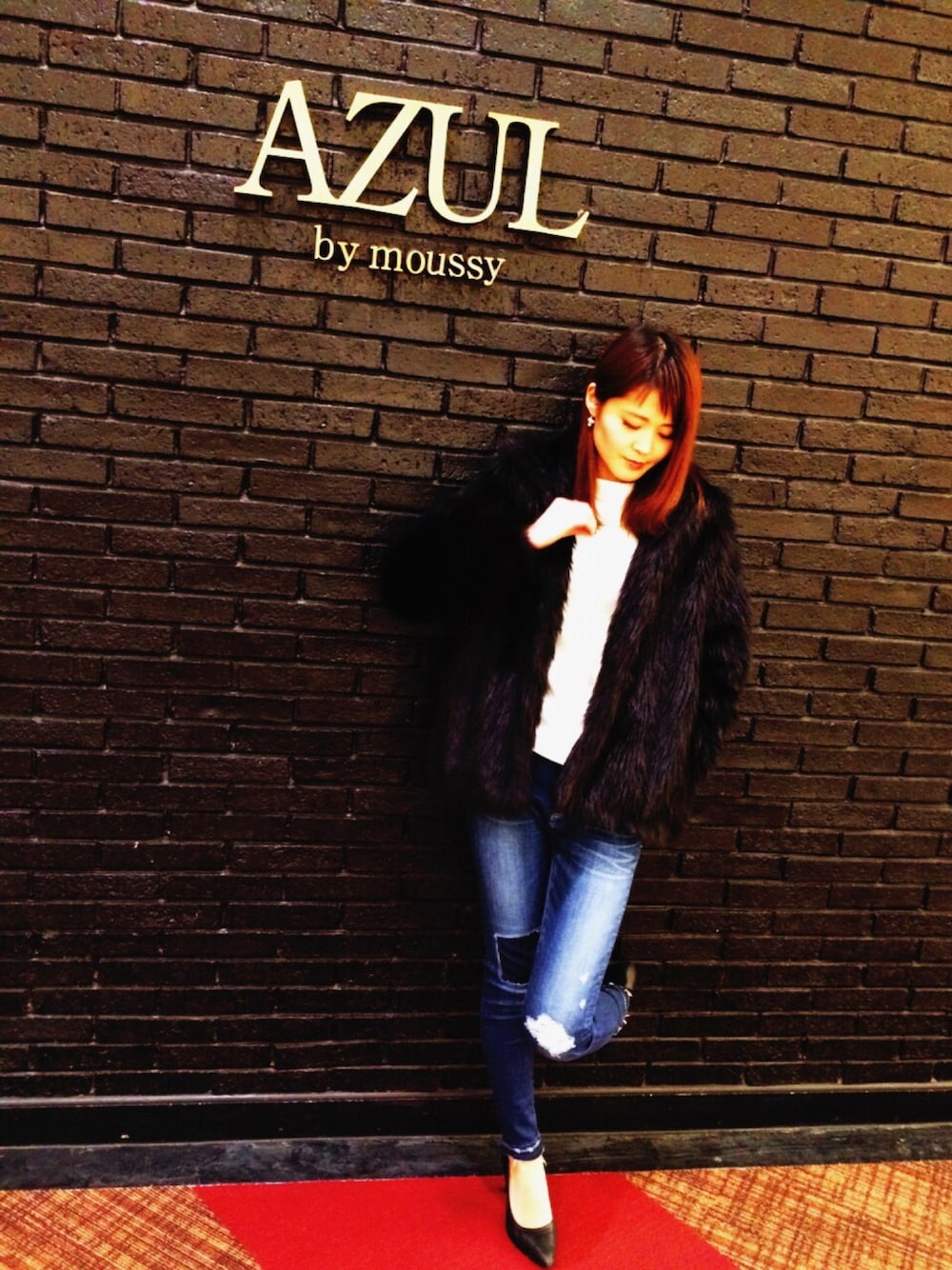 「デニム、カジュアル、ファーコート、デニムパンツ、ダメージデニムパンツ、シンプルスタイル、AZUL by moussy」｜「AZUL by moussyのロングシャギーフェイクファーブルゾン（その他アウター、ブラック系）」を使った、manami naganoさん（レディース・164cm）の冬コーディネートの1枚目の写真