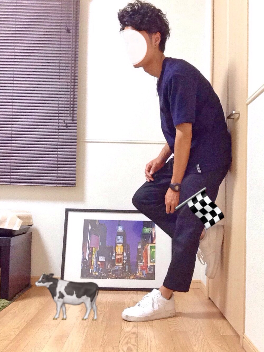 ホワイト系のスニーカー、ブラック系のその他パンツ、ブルー系のTシャツ/カットソーを着用したメンズの夏コーディネートの1枚目の写真