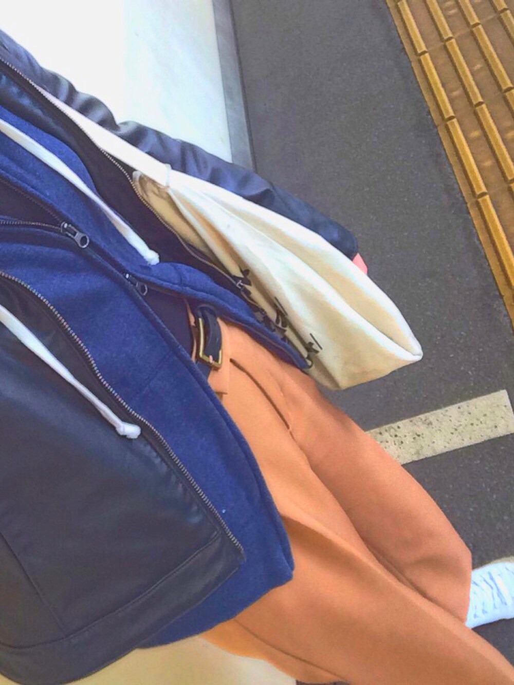「outfit、オトナ女子、無印良品、GU、ZARA、白スニーカー、ライタースジャケット」｜「American Apparelのアイテム（トートバッグ、ホワイト系）」を使った、ALISAさん（レディース・164cm）の春コーディネートの1枚目の写真
