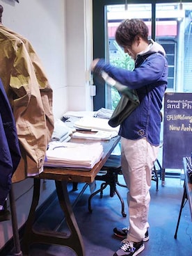 「アイテム（チノパンツ）」を使った、andphebさん（メンズ・173cm）の春コーディネート