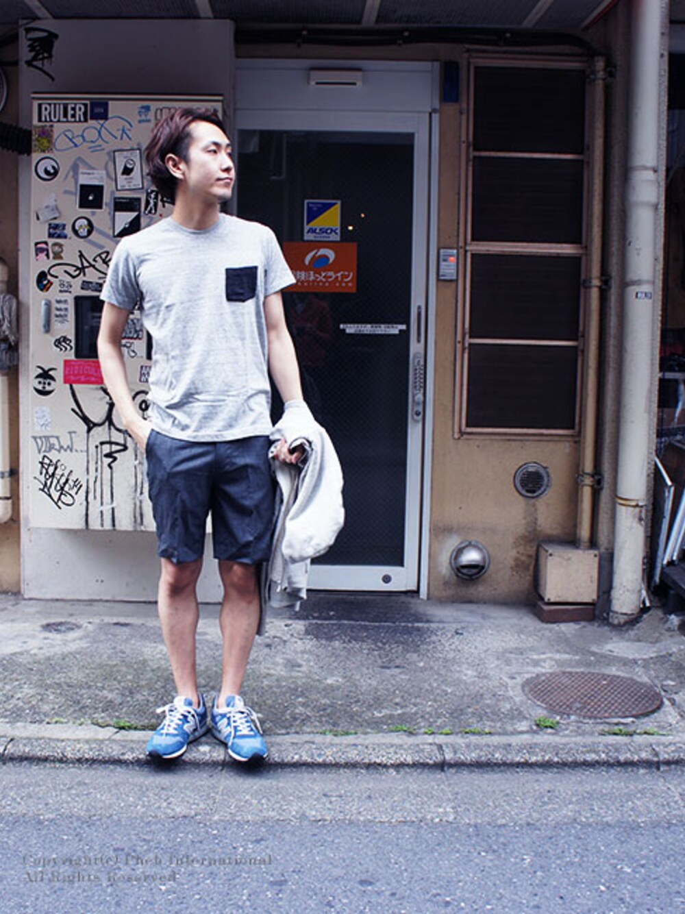 グレー系のTシャツ/カットソー、グレー系のスラックス、ブルー系のスニーカーを着用したメンズの春コーディネートの1枚目の写真