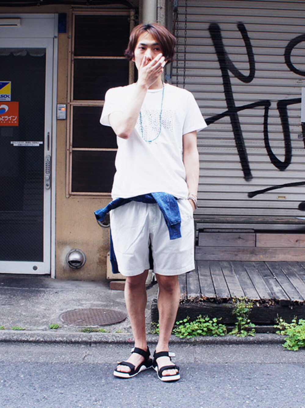 ホワイト系のTシャツ/カットソー、ブルー系のスウェット、ホワイト系のその他パンツを着用したメンズの春コーディネートの1枚目の写真