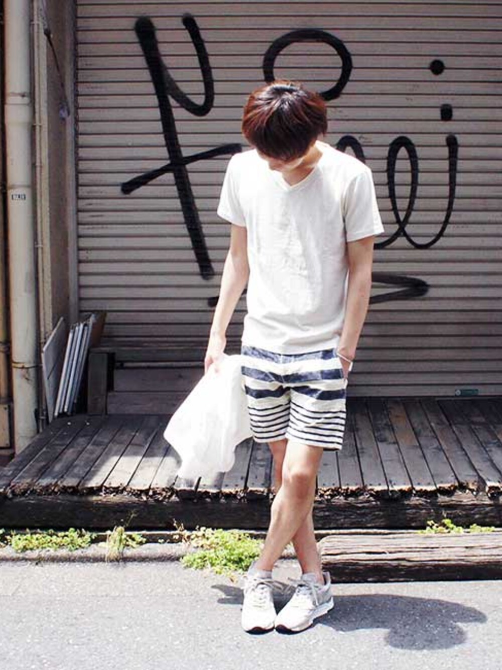 ホワイト系のTシャツ/カットソー、ホワイト系のシャツ/ブラウス、ブルー系のその他パンツを着用したメンズの春コーディネートの1枚目の写真