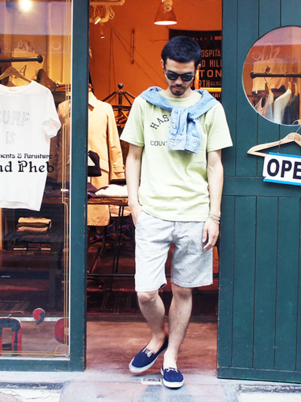 「REMI RELIEF、Tシャツ、サングラス、肩掛け、レミレリーフ、ショーツ、プリントT、エスパドリーユ、Moscot、ショーツスタイル」｜「HELLER'S CAFEのヘラーズカフェ/HELLER'S CAFE BY ウエアハウス/WAREHOUSE 日本製 ''HASTINGS''Tシャツ(15SS-HC-M74-HASTINGS)（Tシャツ/カットソー、グリーン系）」を使った、andphebさん（メンズ・175cm）の夏コーディネートの1枚目の写真