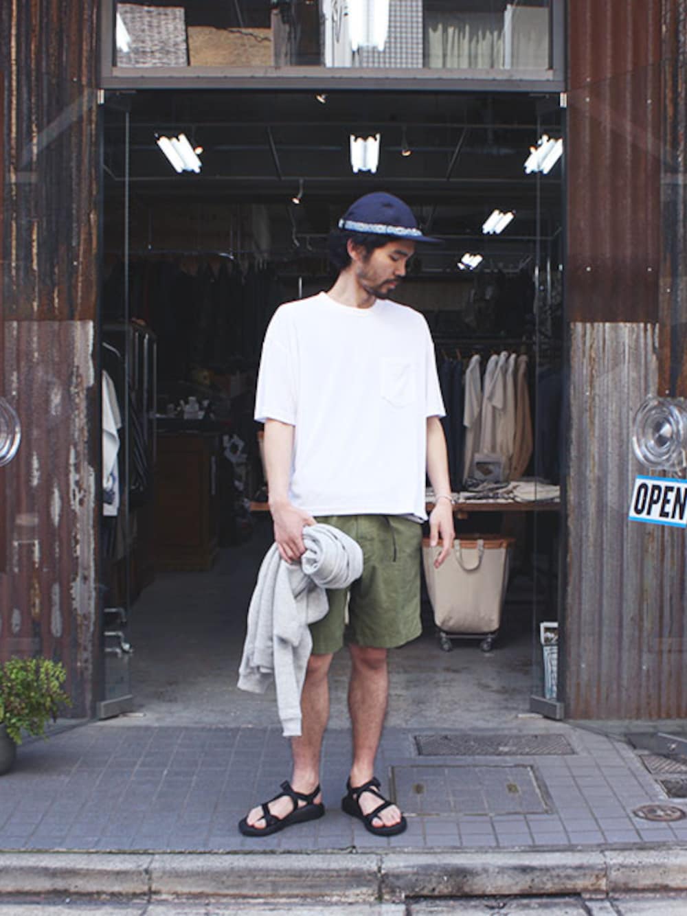 「SUNNY SPORTS、 Tシャツ、アウトドアスタイル、 ビッグシルエット、90’s、 グラミチ、 Gramicci、 パイル、 グラミチショーツ」｜「SUNNY  SPORTSのサニースポーツ/SUNNY SPORTS 日本製 ミニパイル ルーズフィットポケT ポケット付きTシャツ(SN16S054)（Tシャツ/カットソー、ホワイト系）」を使った、andphebさん（メンズ・175cm）の夏コーディネートの1枚目の写真