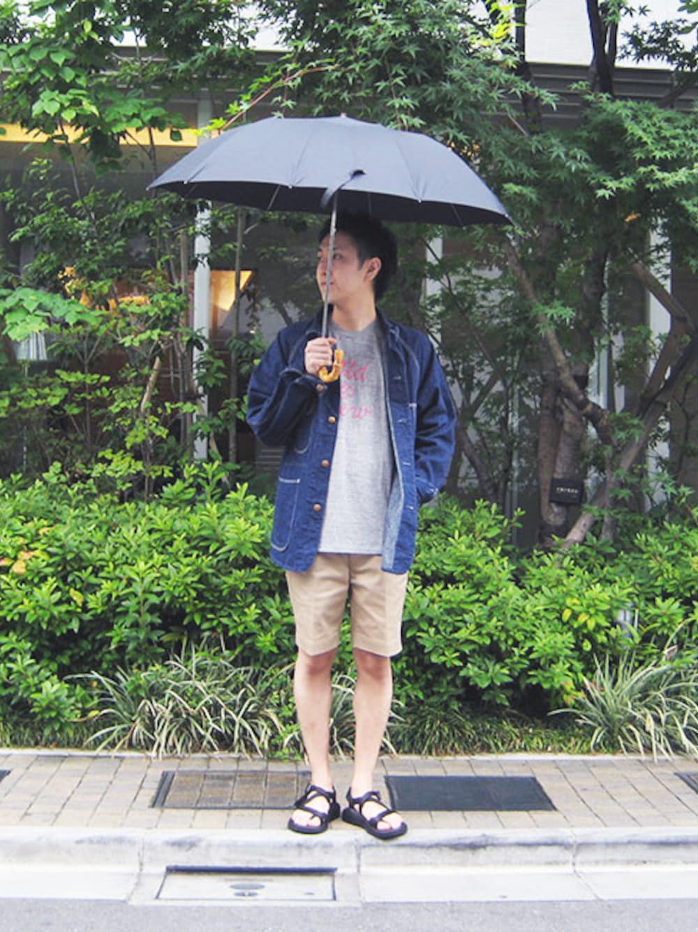 ブルー系のカバーオール、グレー系のTシャツ/カットソー、ベージュ系のその他パンツを着用したメンズの夏コーディネートの1枚目の写真