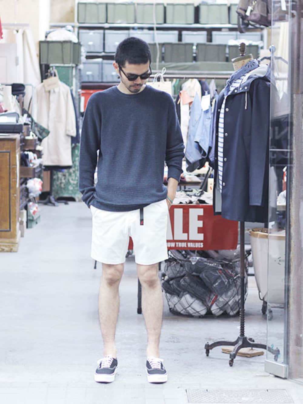 ブルー系のニット/セーター、ホワイト系のタンクトップ、ホワイト系のその他パンツを着用したメンズの夏コーディネートの1枚目の写真