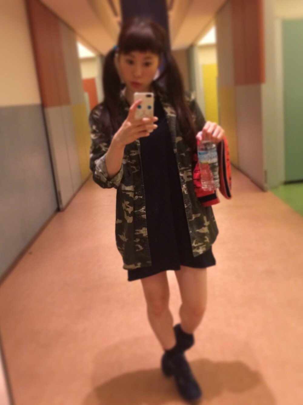 「LIVE T、ワンピース、Tシャツワンピ、ツインテール、Vネック、ワンピース×スニーカー」｜「NICE CLAUPのアイテム（シャツ/ブラウス、その他）」を使った、Yun1096さん（レディース・153cm）の秋コーディネートの1枚目の写真
