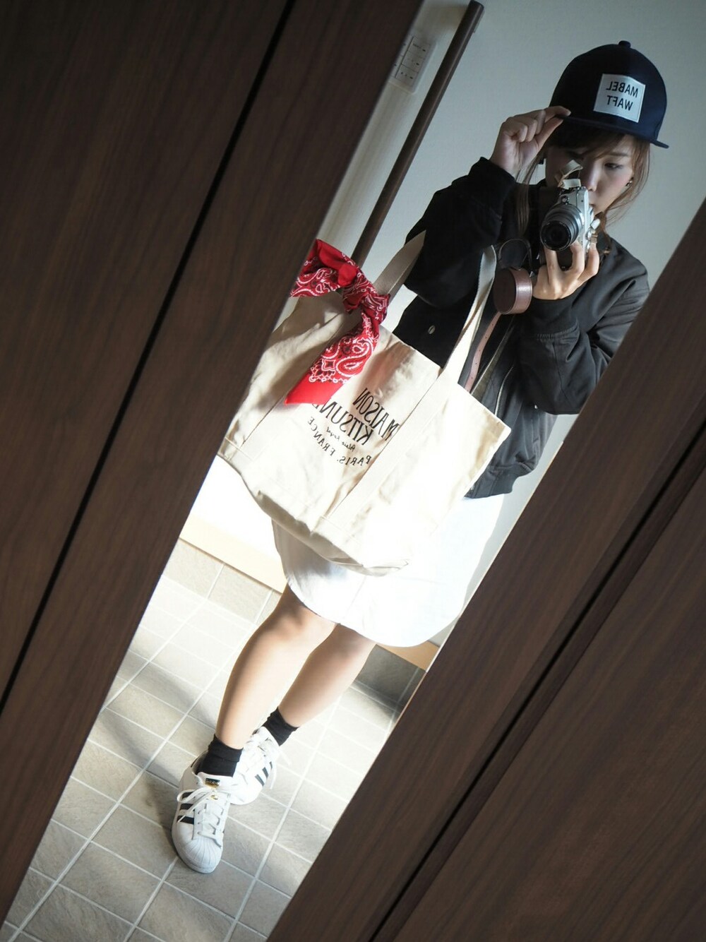 「バンダナ、MA-1、キャップ、トートバック、スニーカー、シャツ、シンプルコーデ」｜「Another Editionの◆HAV A HANK◆バンダナ/HAV A HANK BANDANNA（バンダナ/スカーフ、レッド系）」を使った、yukinkoさん（レディース・150cm）の春コーディネートの1枚目の写真