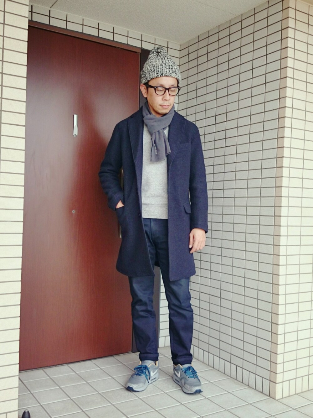 「ハイテクスニーカー、冬のSALEで買いました！（アウター）、チェスター、ニットキャップ、マフラー」｜「NIKEのAIR MAX 1 iD（スニーカー、グレー系）」を使った、まっほんさん（メンズ・170cm）の冬コーディネートの1枚目の写真
