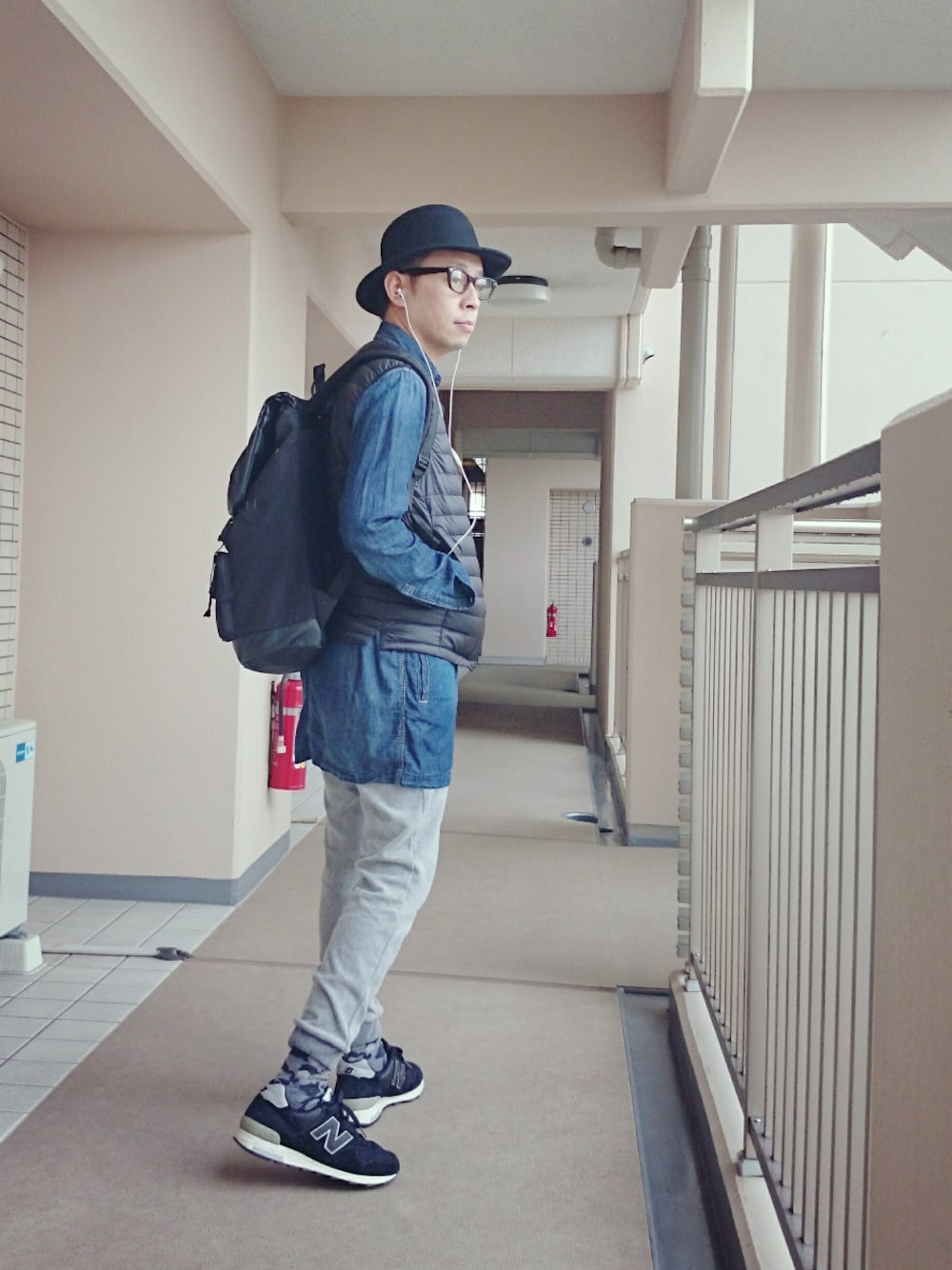 「ハット、デニムシャツ、バッグパック、スウェットパンツ、カモフラ、柄ソックス」｜「WEGOのWEGO/フェイクレザーコンビバックパック（バックパック/リュック、ブラック系）」を使った、まっほんさん（メンズ・170cm）の春コーディネートの1枚目の写真