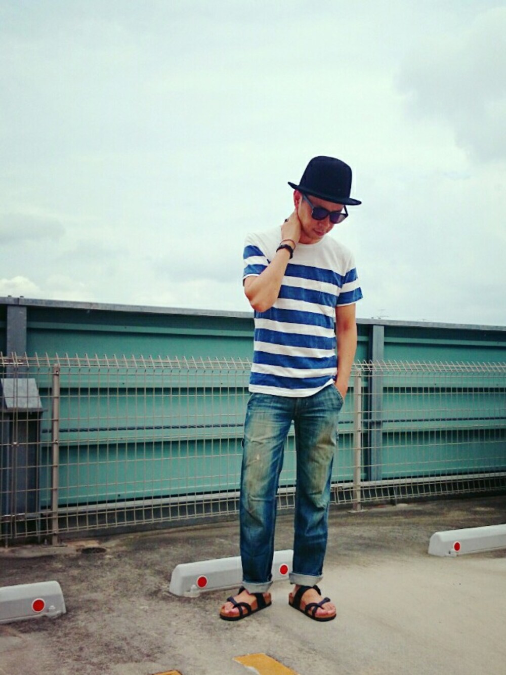 「ロールアップ、ポケットＴシャツ、ハット、デニム、黒、ボーダー、サンダル」｜「BIRKENSTOCKのMAYARI/マヤリ　ブラック (WOMEN&MEN)（サンダル、ブラック系）」を使った、まっほんさん（メンズ・170cm）の夏コーディネートの1枚目の写真