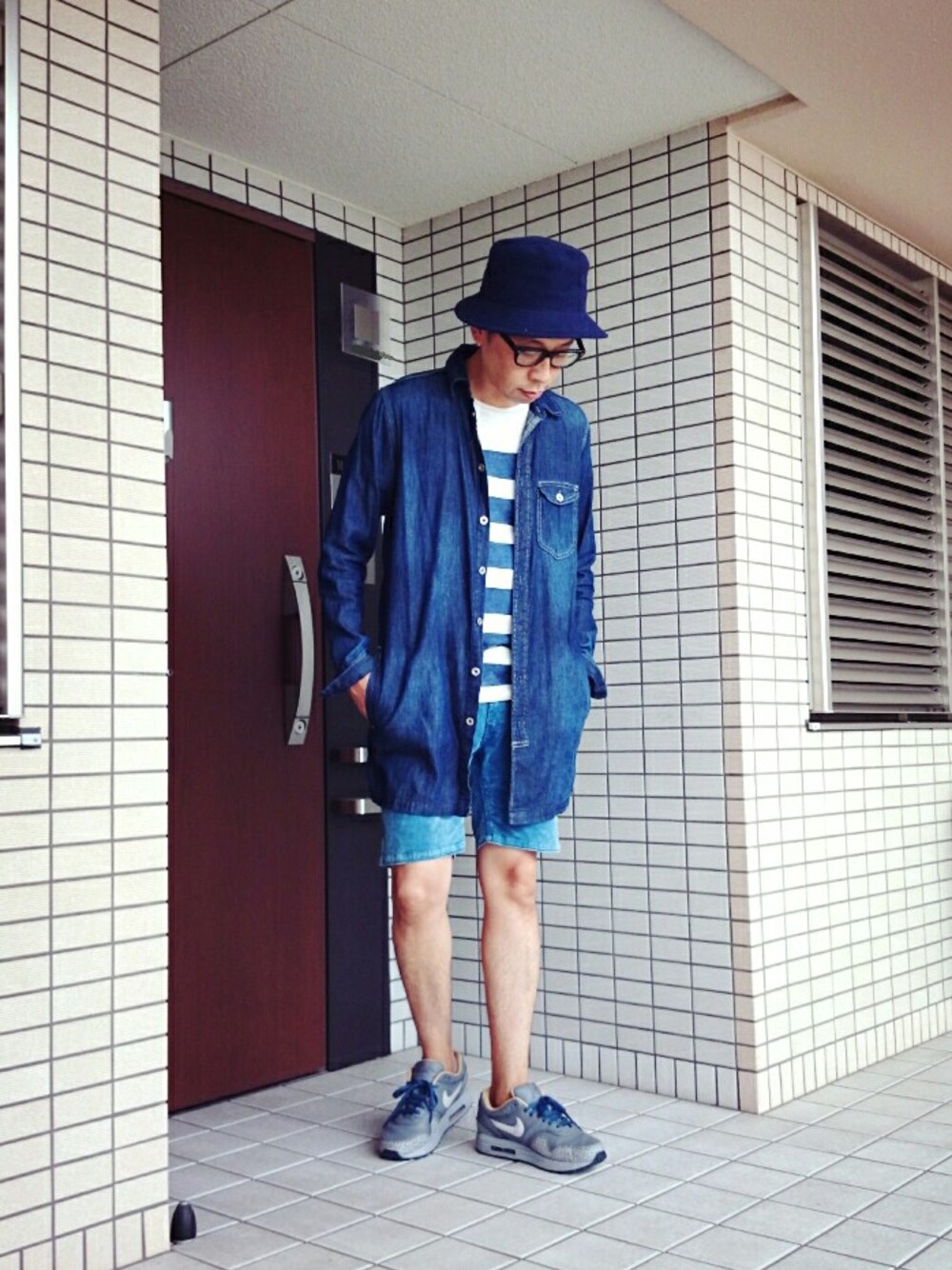 「バケットハット、ロングシャツ、ボーダー、ショートパンツ、スニーカー、AIR MAX 1、NIKE ID」｜「URBAN RESEARCHのデニム ロングシャツ（シャツ/ブラウス、ブルー系）」を使った、まっほんさん（メンズ・170cm）の秋コーディネートの1枚目の写真