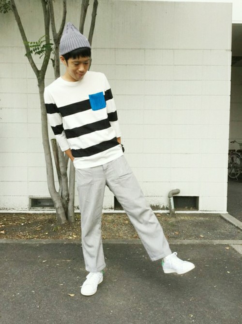 ベージュ系のTシャツ/カットソーを着用したメンズの夏コーディネートの1枚目の写真