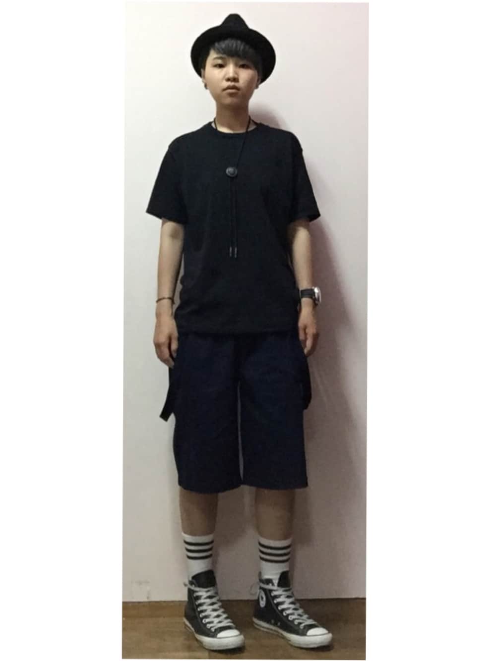 ブラック系のスニーカーを着用したメンズの夏コーディネートの1枚目の写真