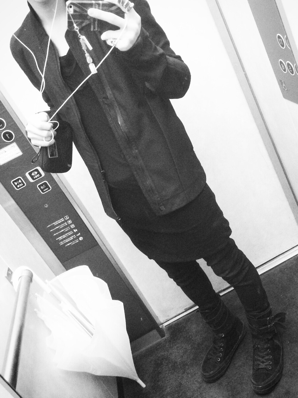 ブラック系のライダースジャケット、ブラック系のタンクトップ、ブラック系のその他パンツを着用したメンズの秋コーディネートの1枚目の写真